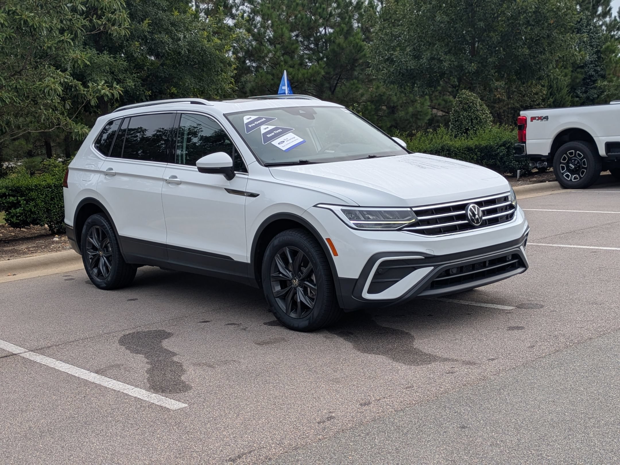 Used 2024 Volkswagen Tiguan SE w/ Panoramic Sunroof Package AWD/4WD image 1