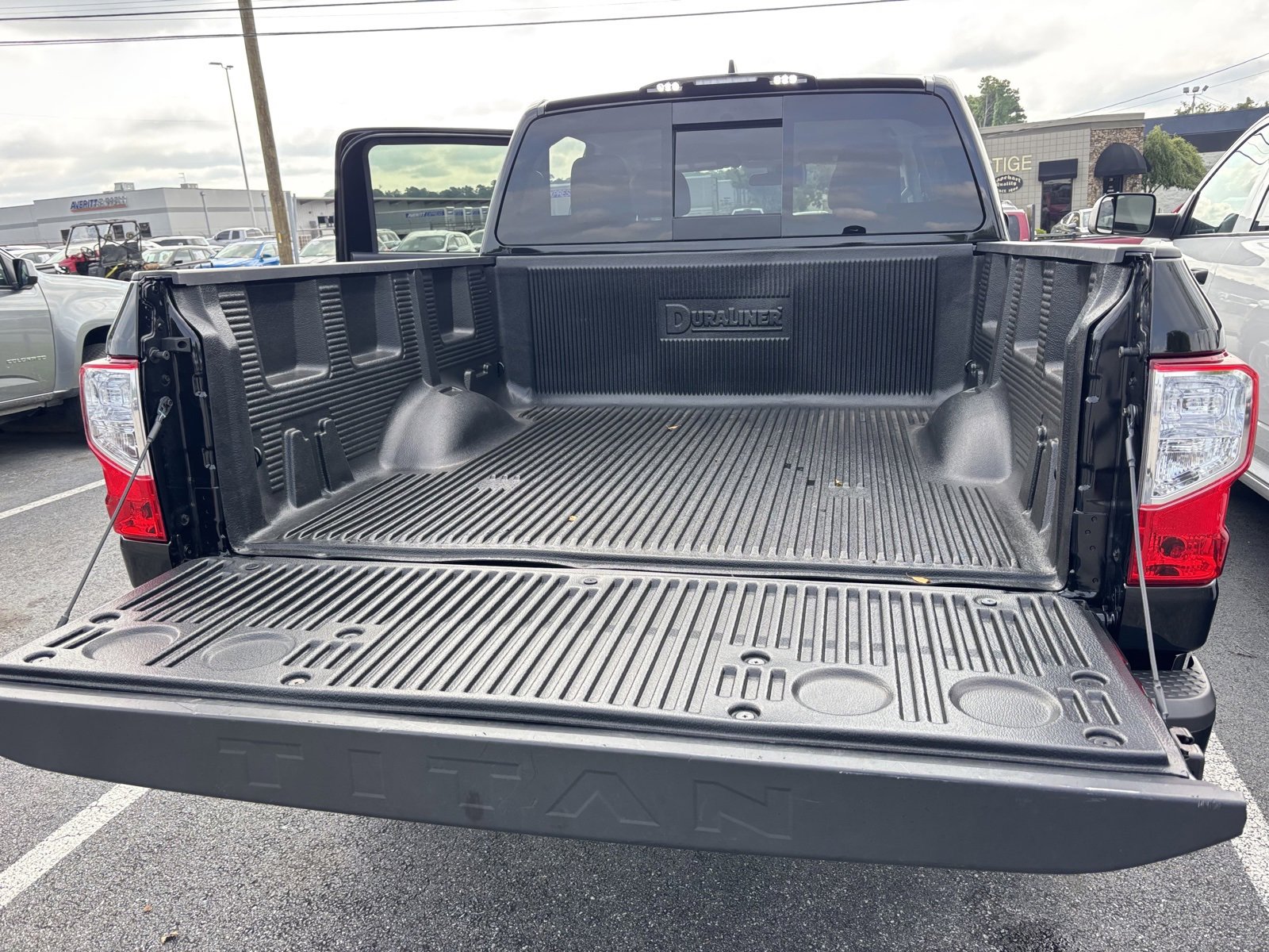 Used 2024 Nissan Titan SV image 17