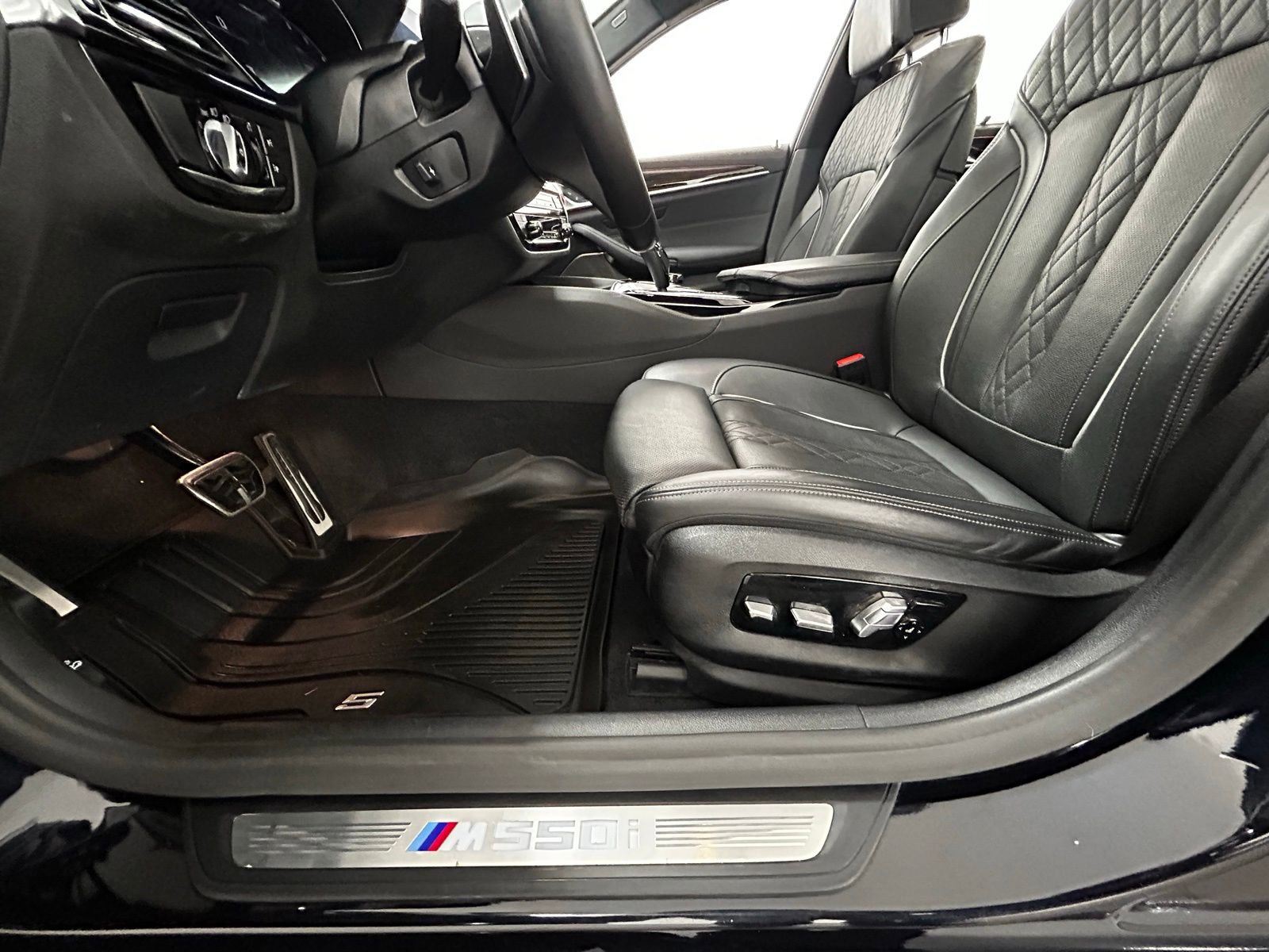 Used 2021 BMW M550i xDrive w/ Executive Package image 31