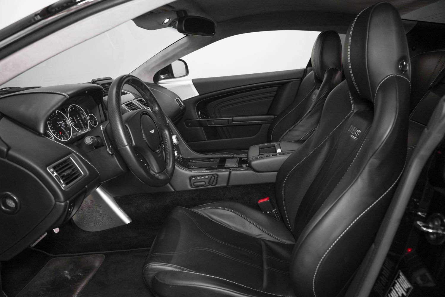 Used 2010 Aston Martin DBS Coupe image 33