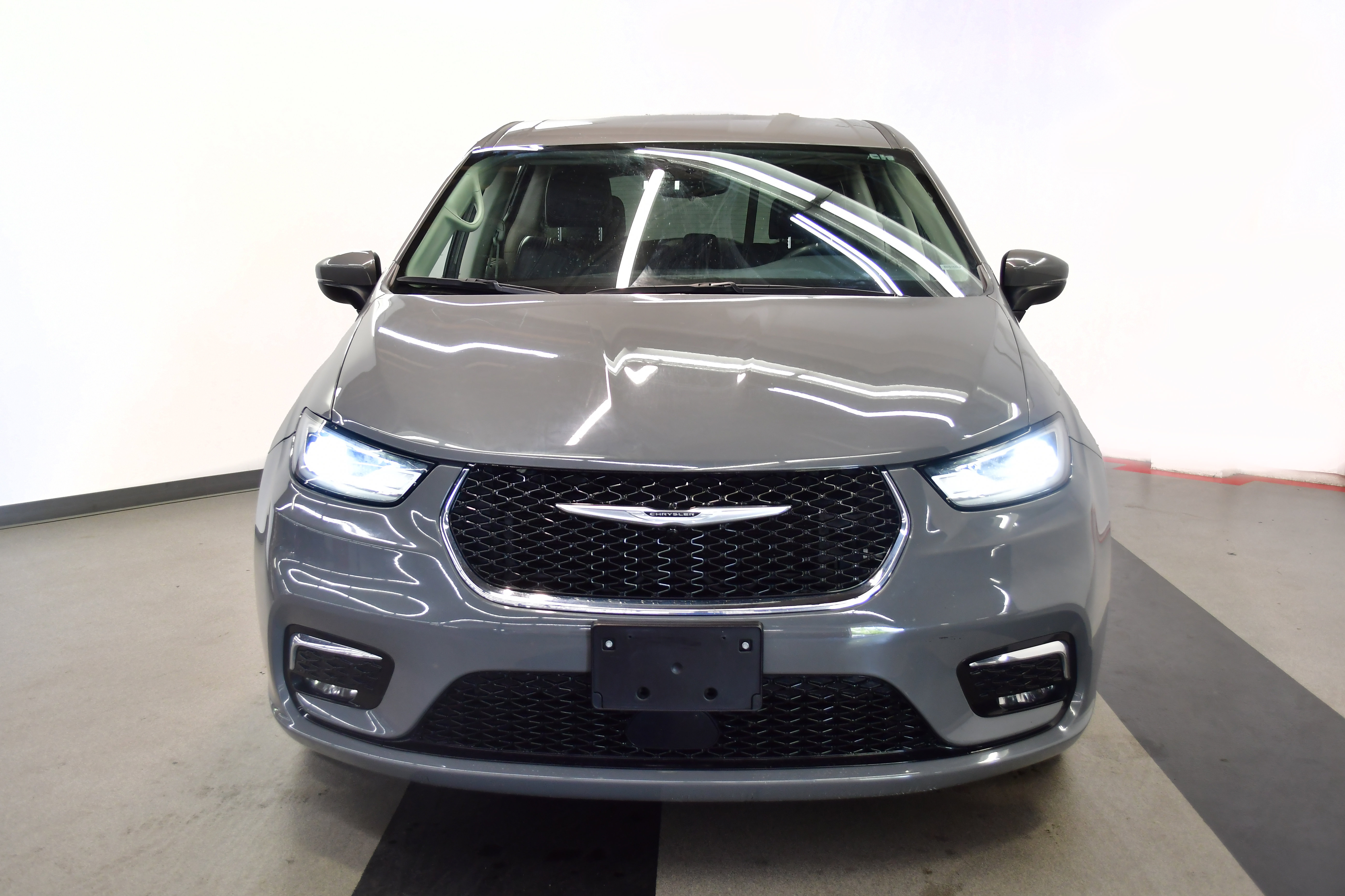 Used 2025 Chrysler Pacifica Select FWD image 3