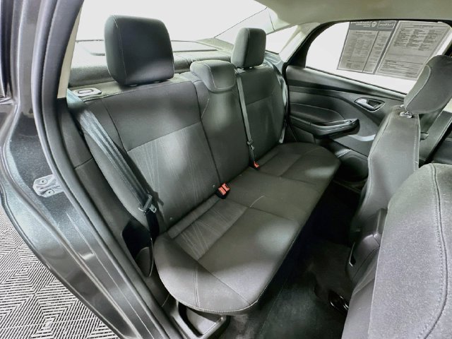 Used 2018 Ford Focus SE w/ SE Appearance Package FWD image 29