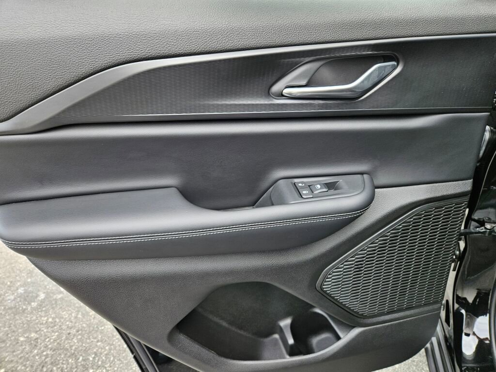 Used 2025 Jeep Grand Cherokee Altitude AWD/4WD image 16