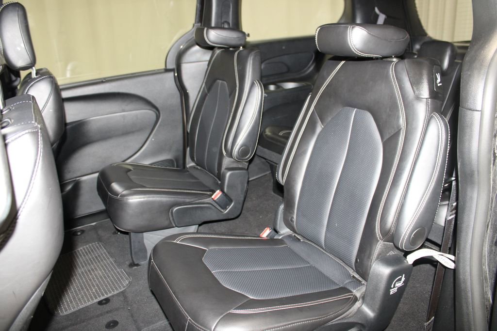 Used 2025 Chrysler Pacifica Select image 18