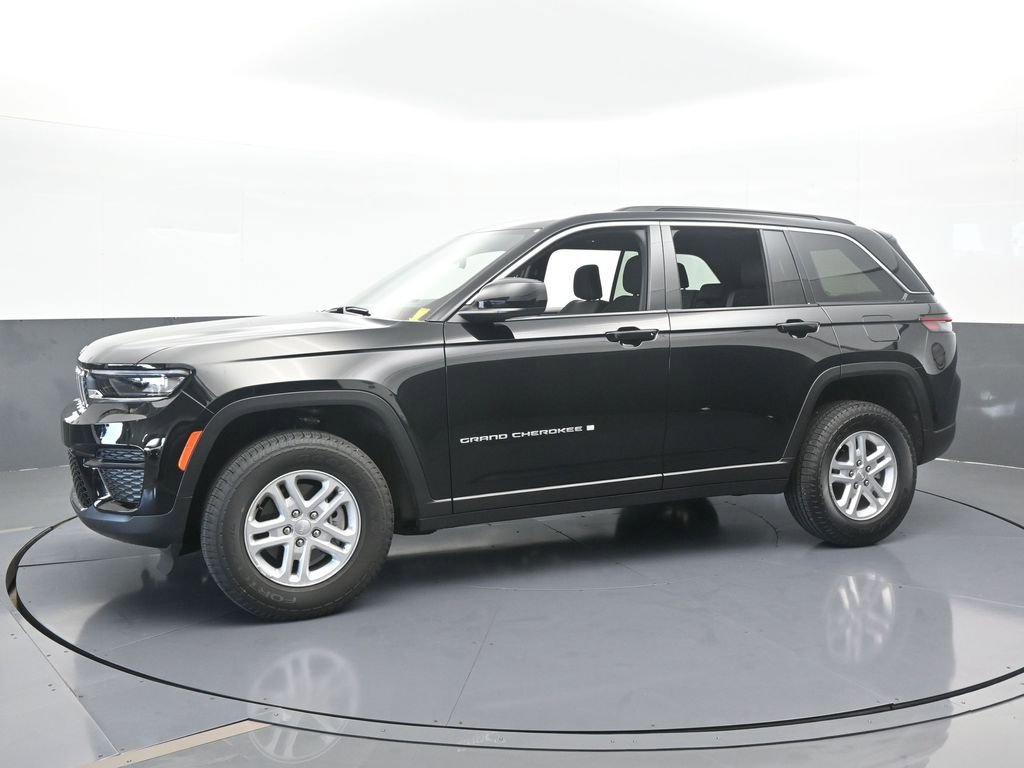 Used 2025 Jeep Grand Cherokee Laredo image 2