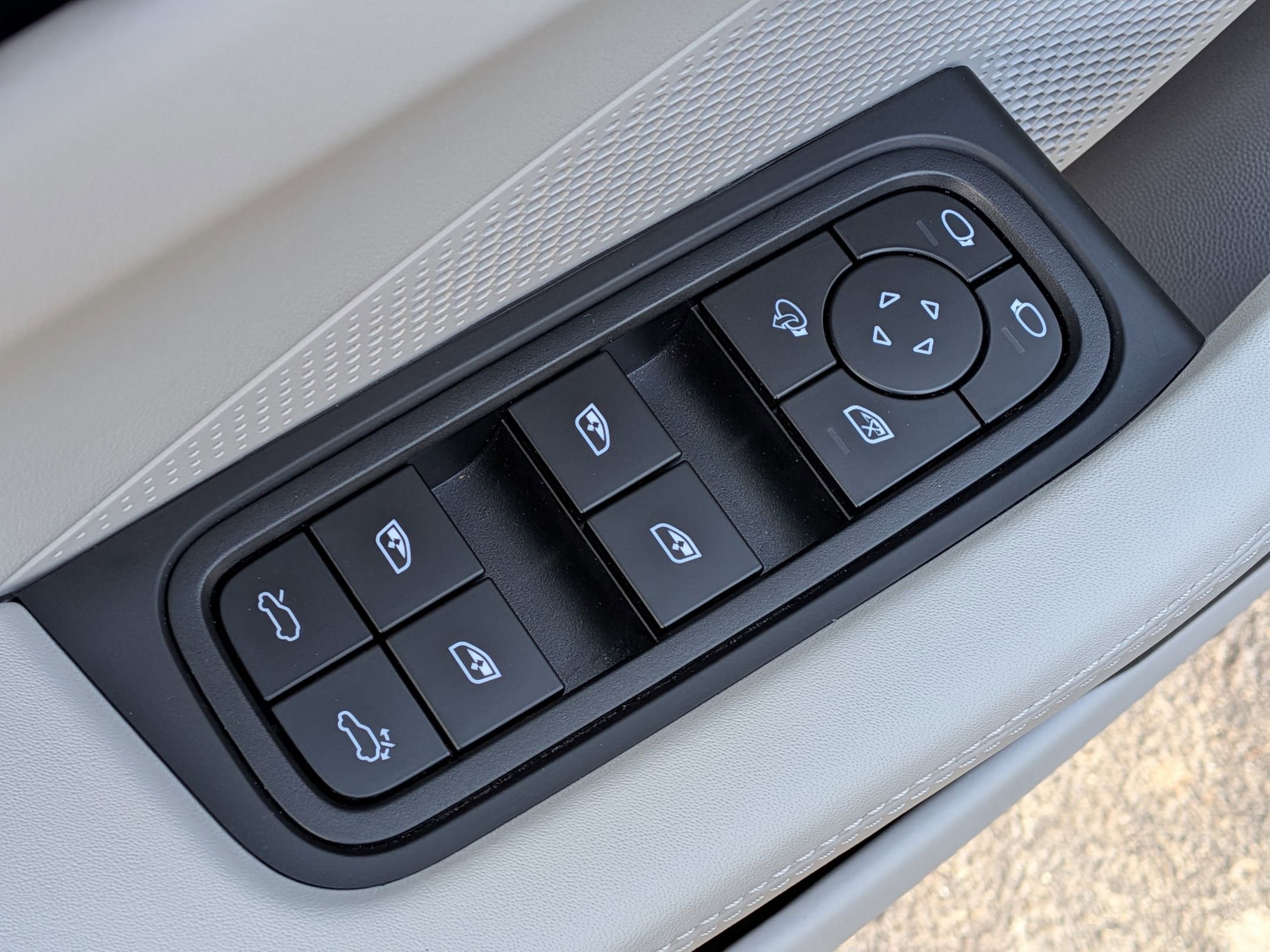 Certified 2025 Porsche Macan 4S Electric AWD/4WD image 24