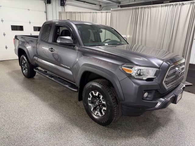 Used 2017 Toyota Tacoma TRD Off-Road w/ Tow Package AWD/4WD image 3
