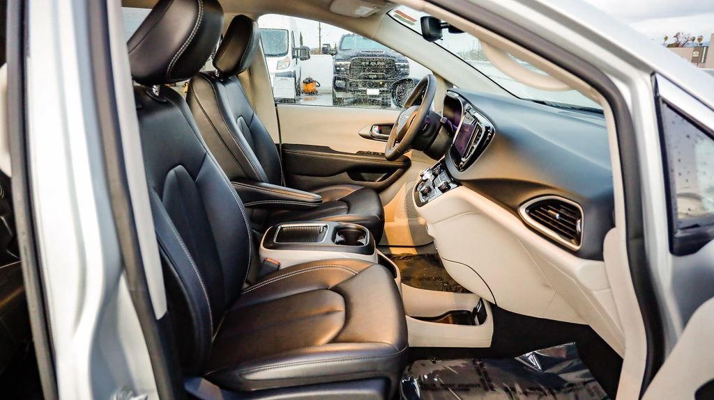 Certified 2024 Chrysler Pacifica Touring-L image 20