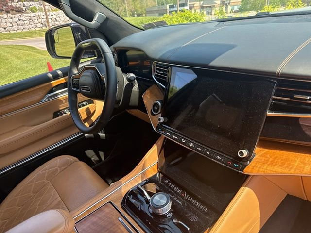 Used 2023 Jeep Grand Wagoneer Series III AWD/4WD image 14