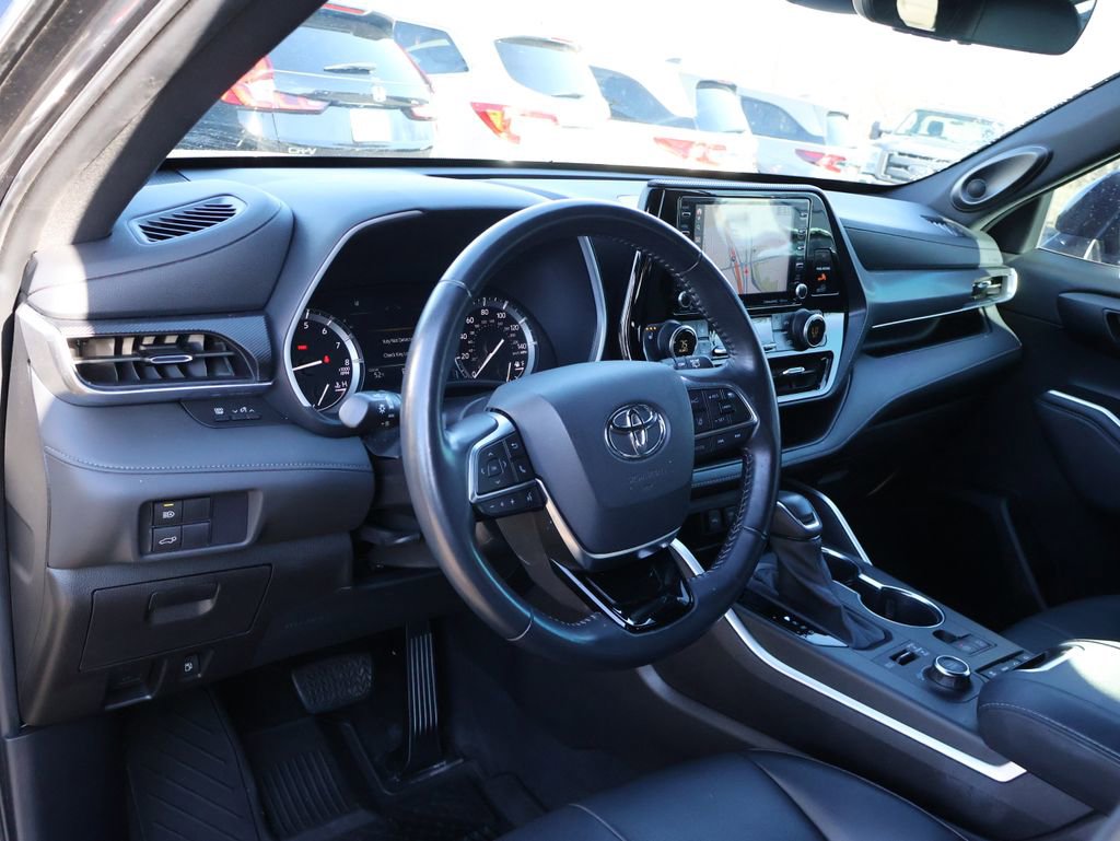 Used 2021 Toyota Highlander XSE image 18