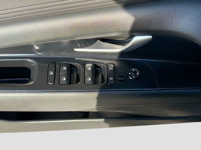 Certified 2025 Hyundai Elantra SEL FWD image 17