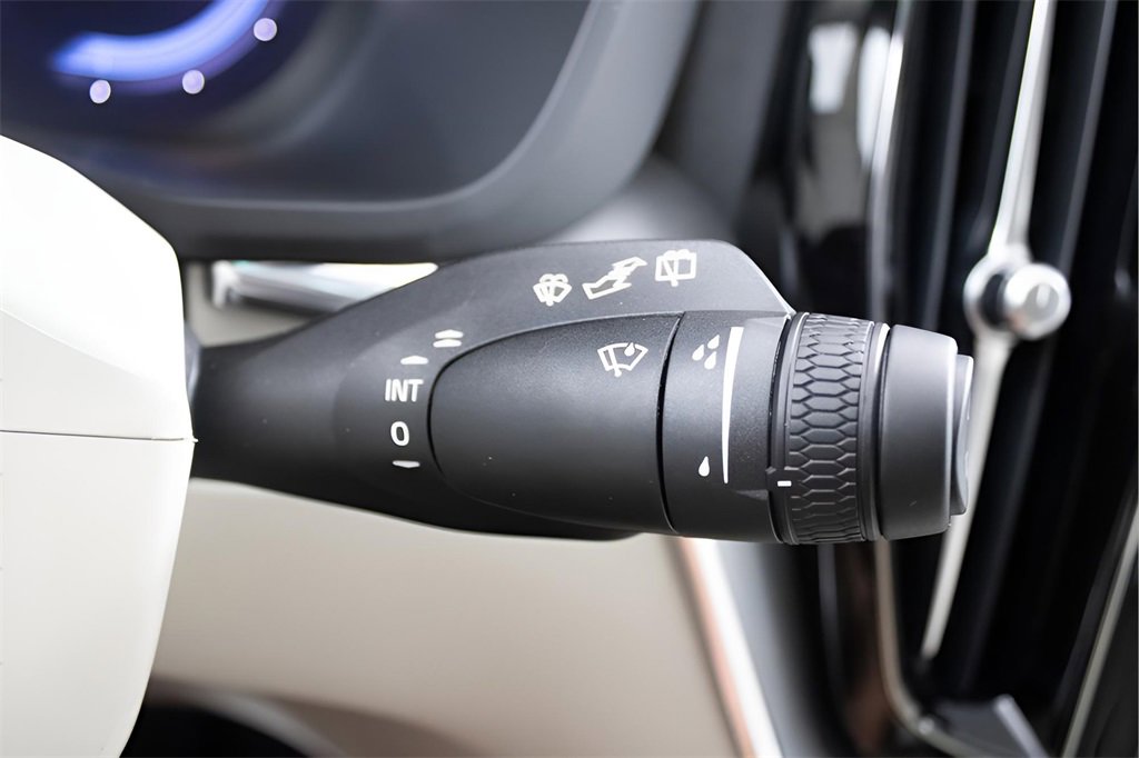 Certified 2025 Volvo XC60 T8 Core w/ Protection Package Premier image 20