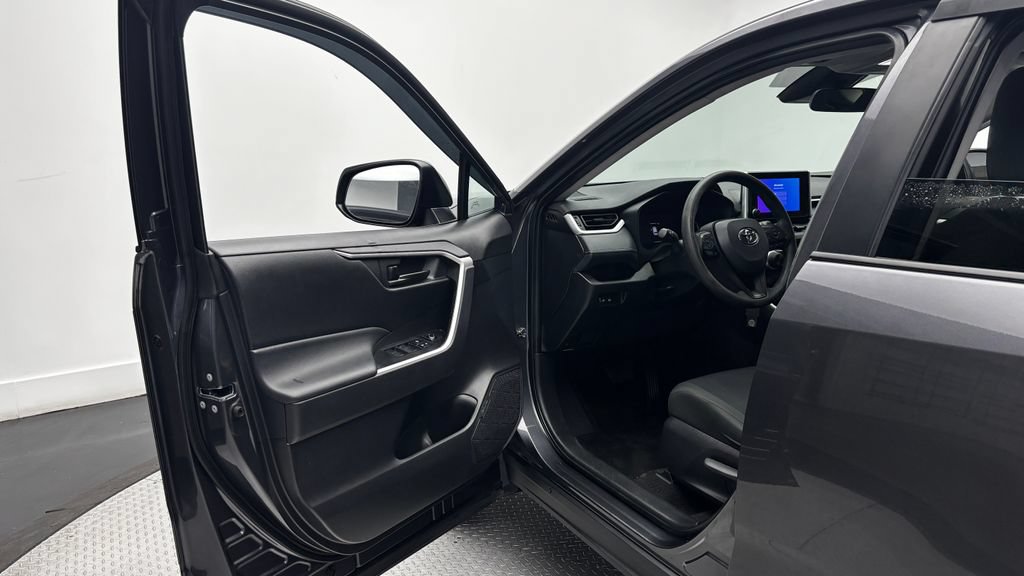 Used 2023 Toyota RAV4 LE AWD/4WD image 15
