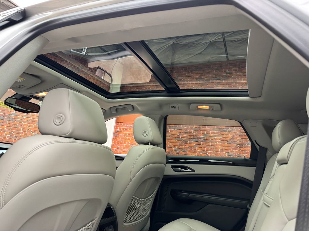 Used 2016 Cadillac SRX Luxury image 3