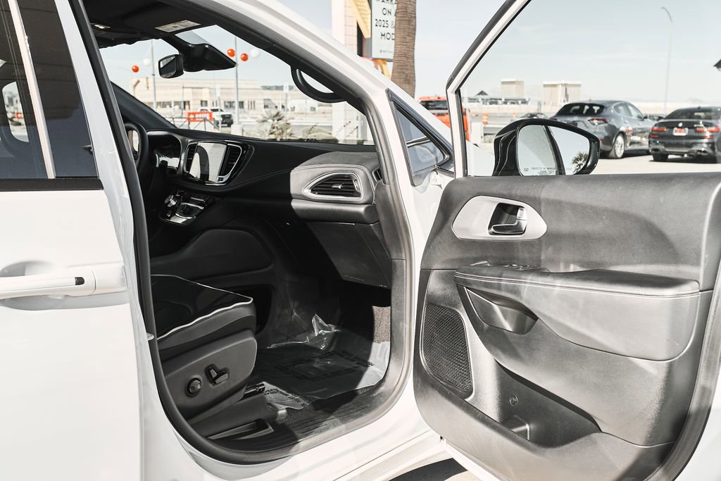 Used 2025 Chrysler Pacifica Limited image 9