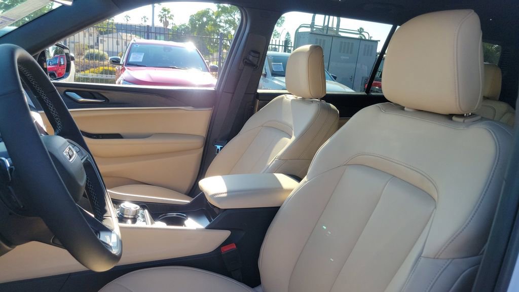 New 2025 Jeep Grand Cherokee L Limited w/ Black Appearance Package image 16