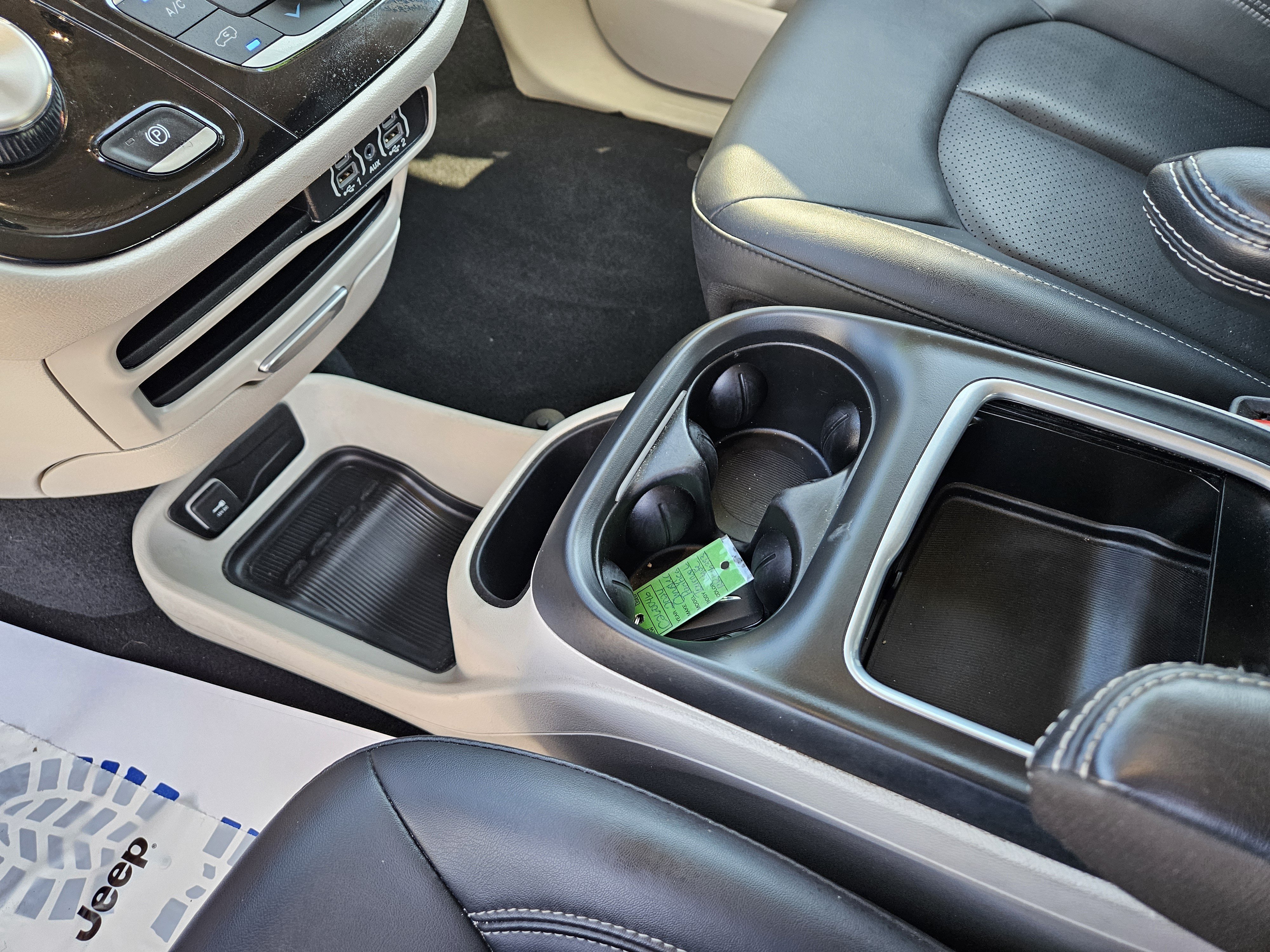 Used 2024 Chrysler Pacifica Touring-L FWD image 24