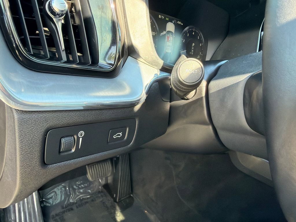 Used 2019 Volvo XC60 T5 Momentum w/ Multimedia Package AWD/4WD image 31