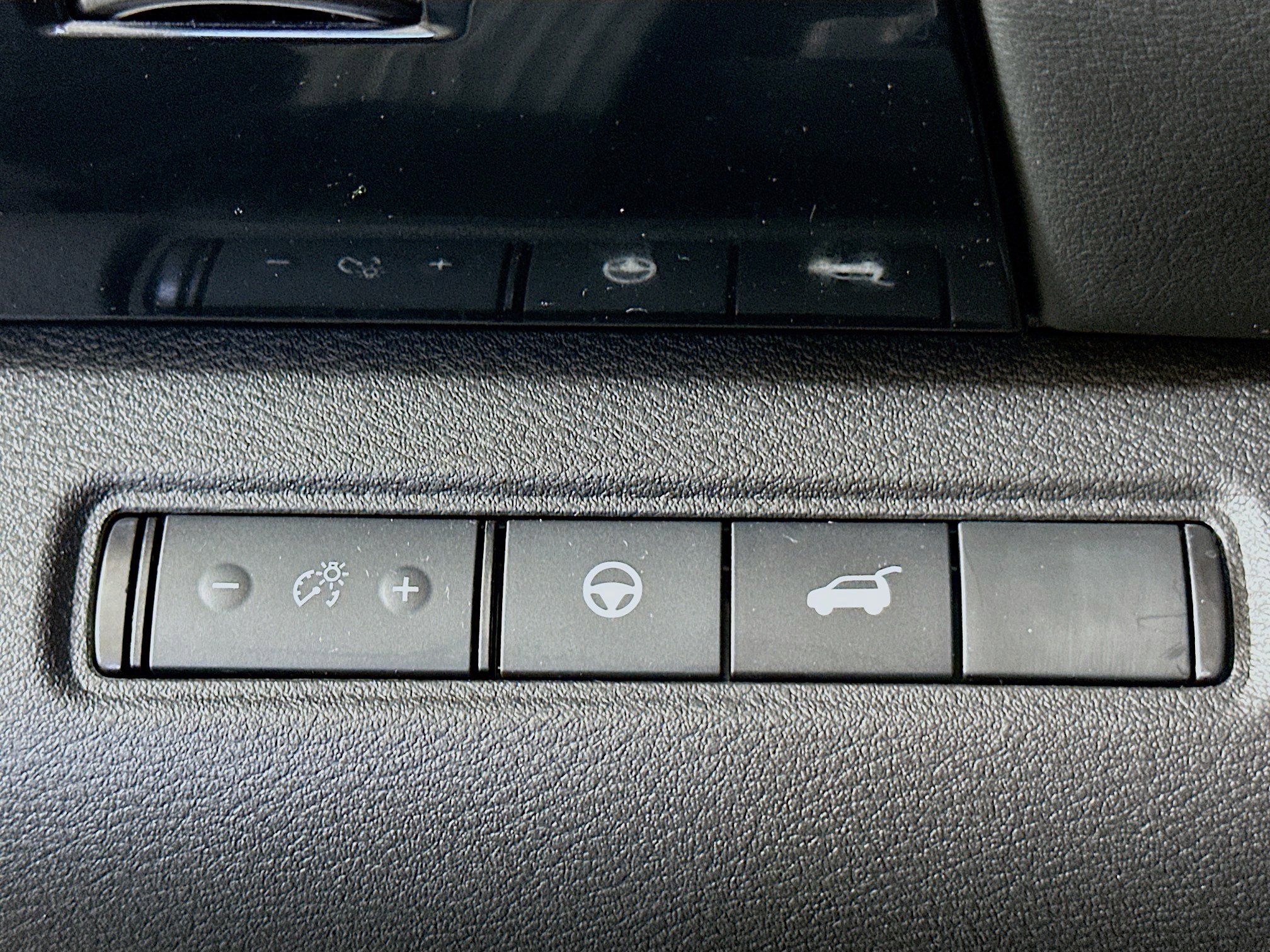 Used 2025 Nissan Pathfinder SV image 17