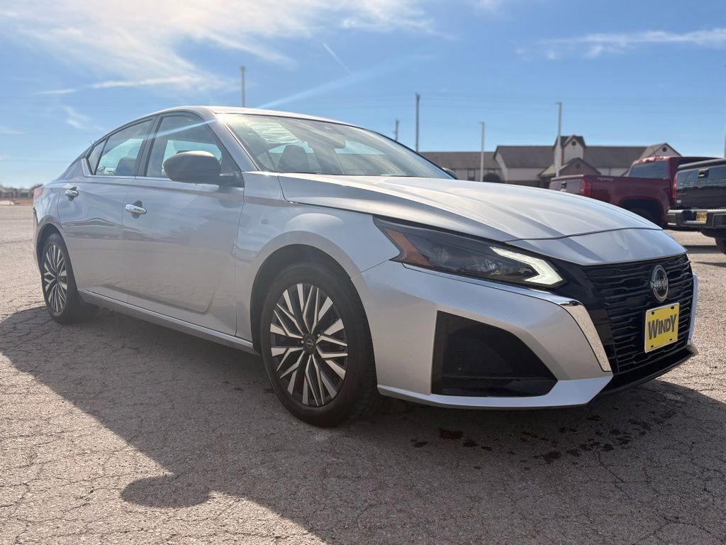 Used 2024 Nissan Altima 2.5 SV FWD image 3