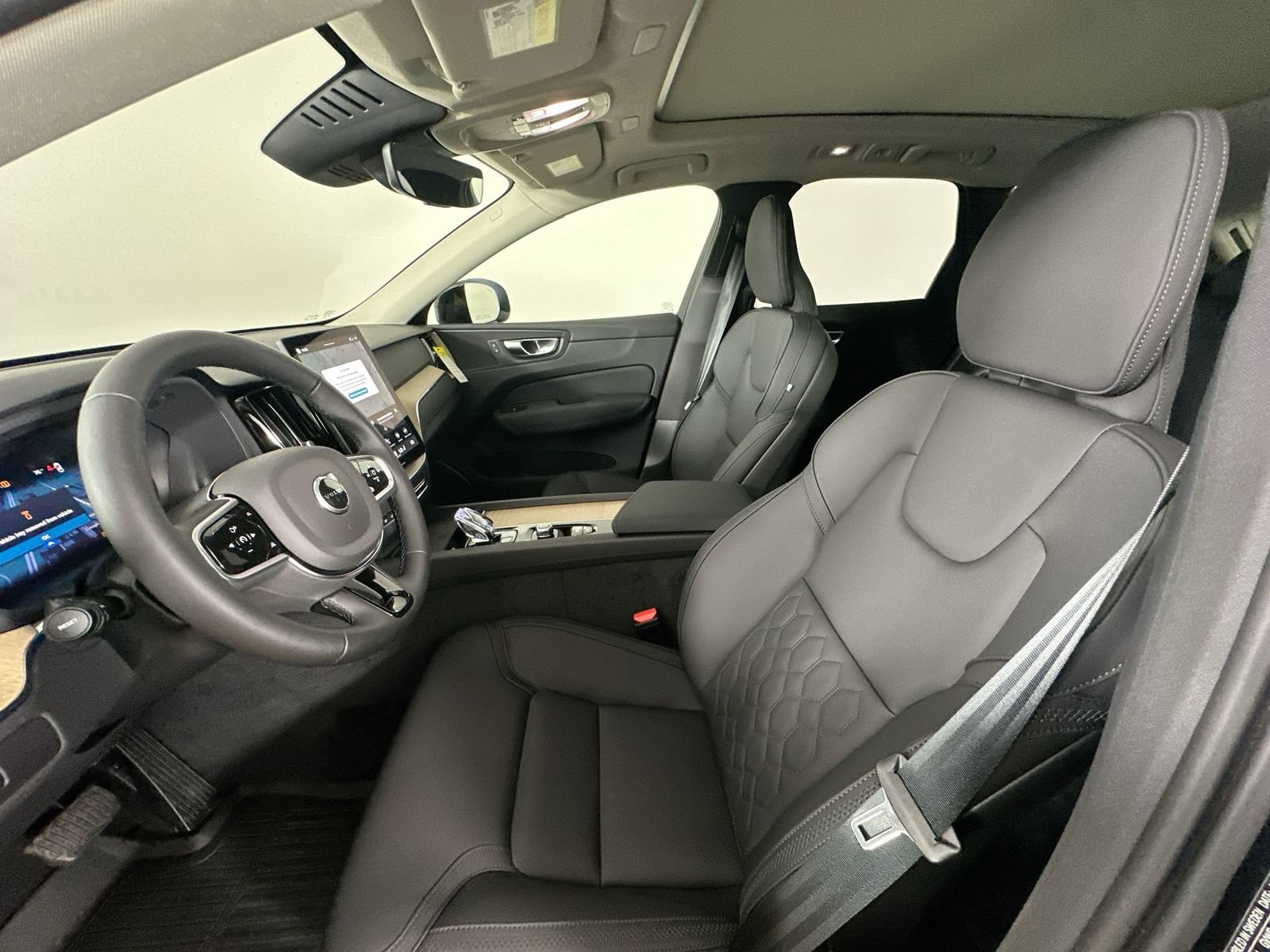New 2026 Volvo XC60 B5 Plus w/ Protection Package Premier AWD/4WD image 31