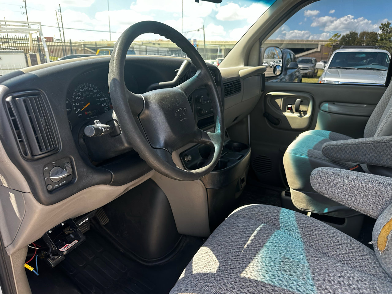 Used 2001 Chevrolet Express 1500 image 11