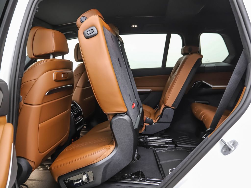 Used 2025 BMW X7 M60i image 24