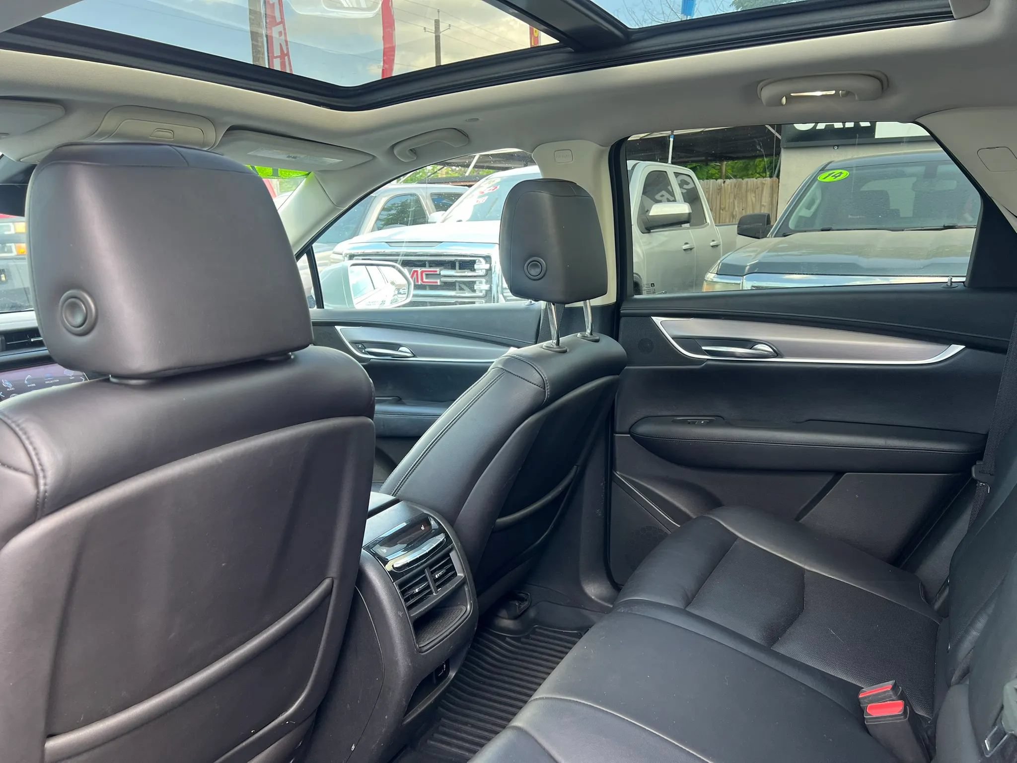 Used 2017 Cadillac XT5 Luxury w/ Driver Awareness Package FWD image 11