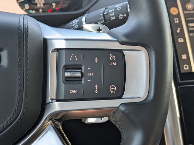 Used 2025 Land Rover Discovery Metropolitan Edition image 24