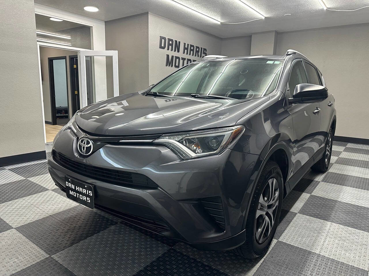Used 2016 Toyota RAV4 LE AWD/4WD image 3