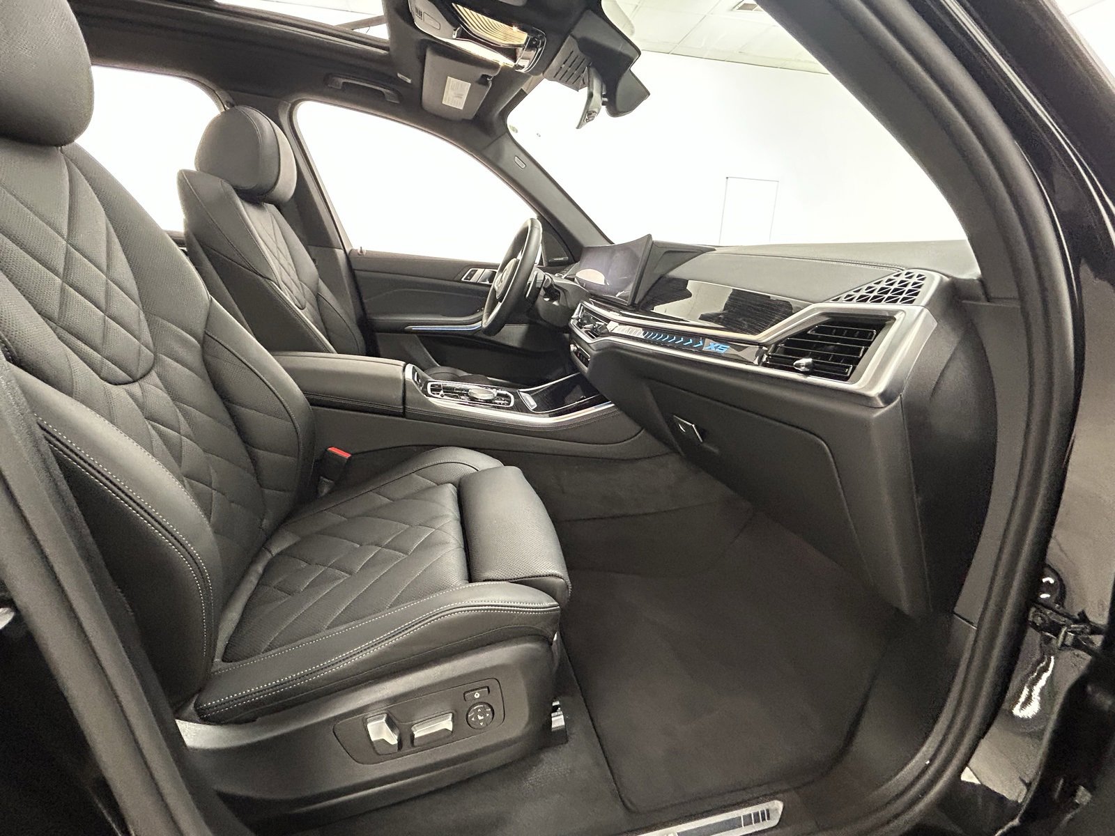 Used 2025 BMW X5 xDrive50e w/ M Sport Package image 42