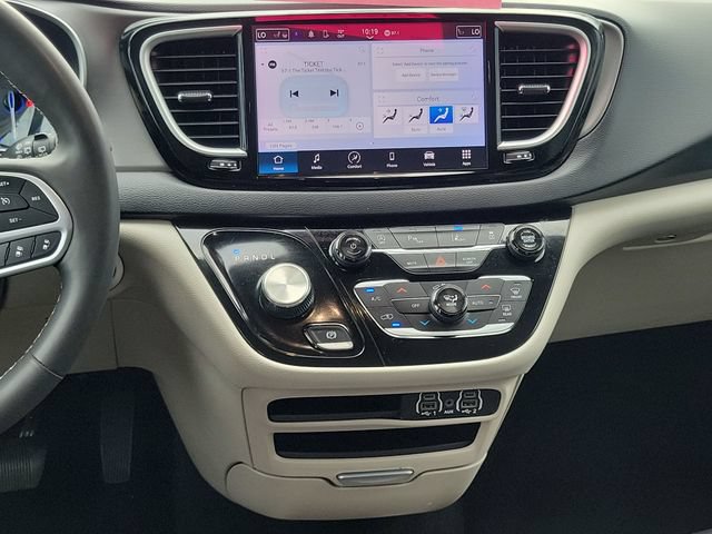 Used 2023 Chrysler Pacifica Touring-L FWD image 24