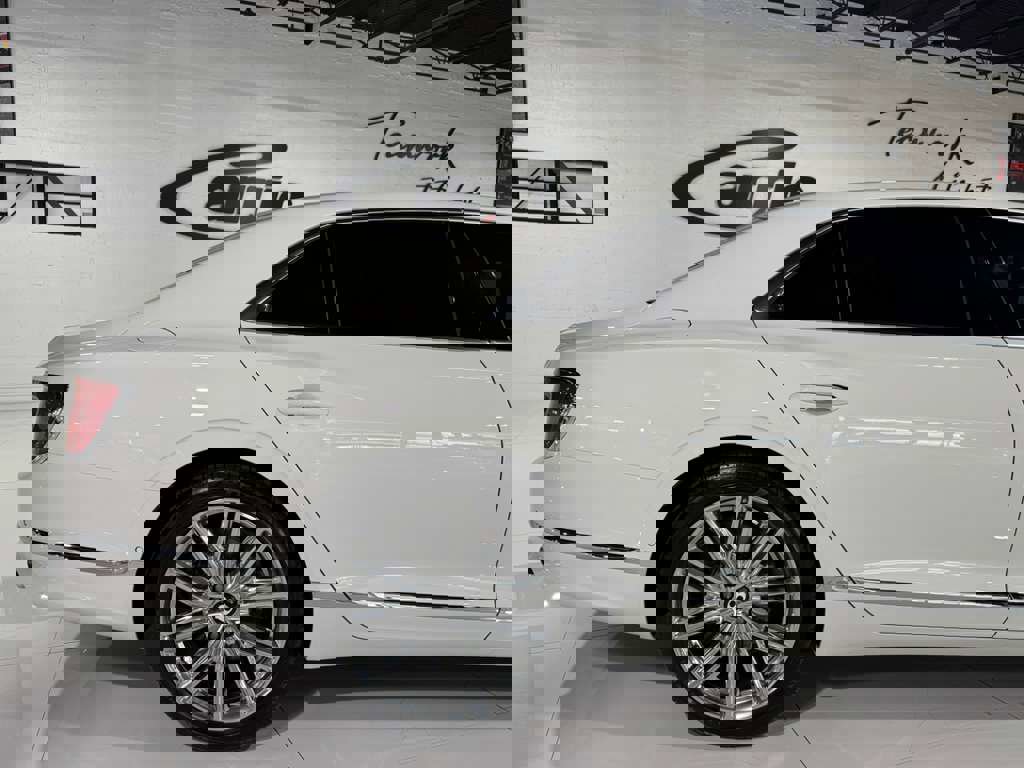 Used 2022 Bentley Flying Spur Plug-In Hybrid image 48