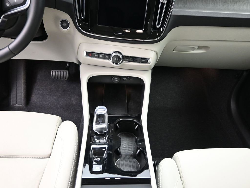 Used 2025 Volvo XC40 B5 Ultra image 13