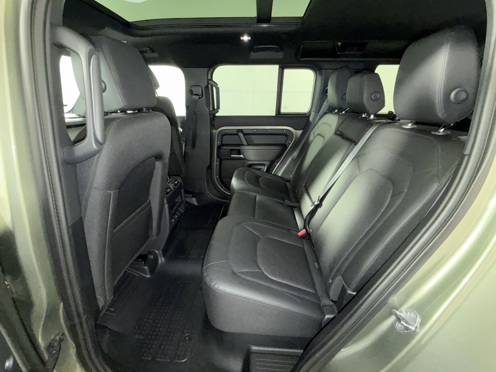 Used 2025 Land Rover Defender 110 S image 25