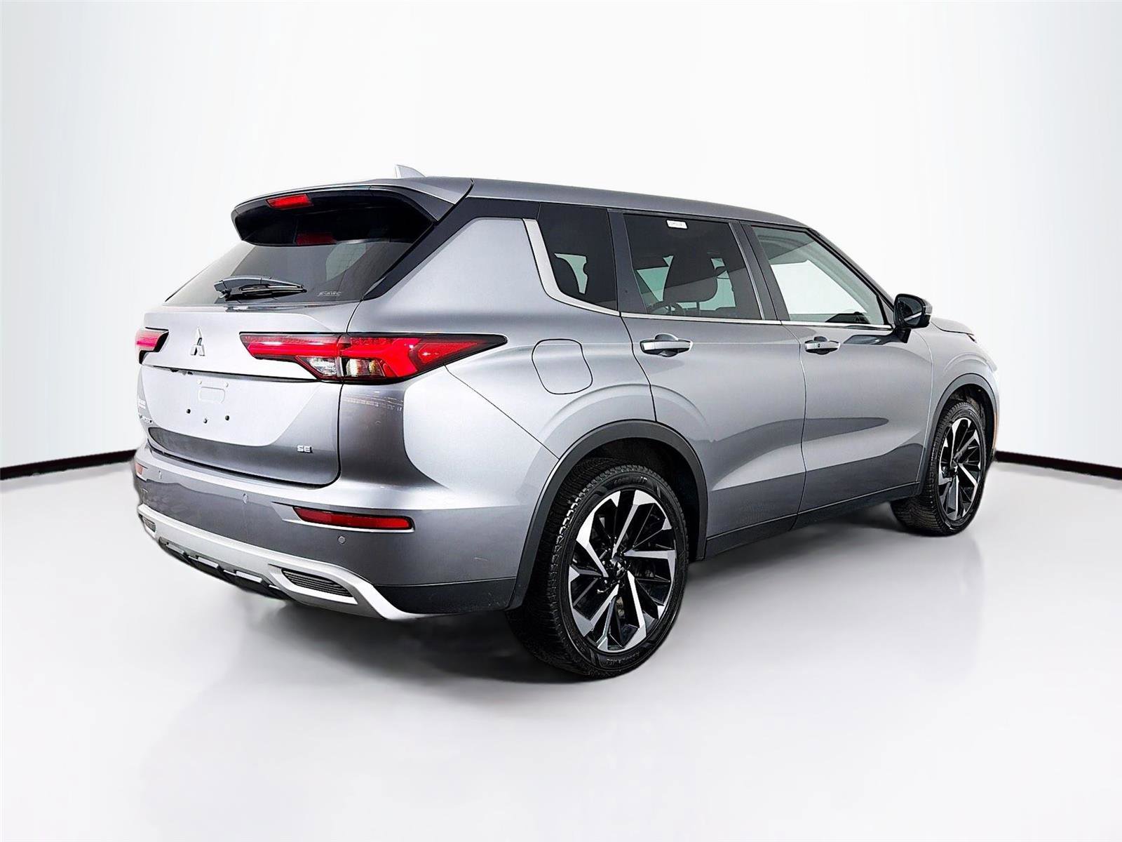 Used 2023 Mitsubishi Outlander SE image 7