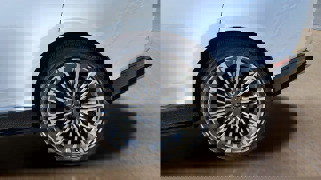 Used 2024 Land Rover Range Rover Long Wheelbase SE image 18