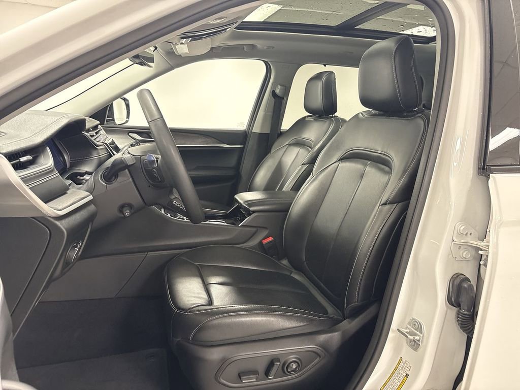 Used 2023 Jeep Grand Cherokee L Limited w/ Luxury Tech Group II image 10