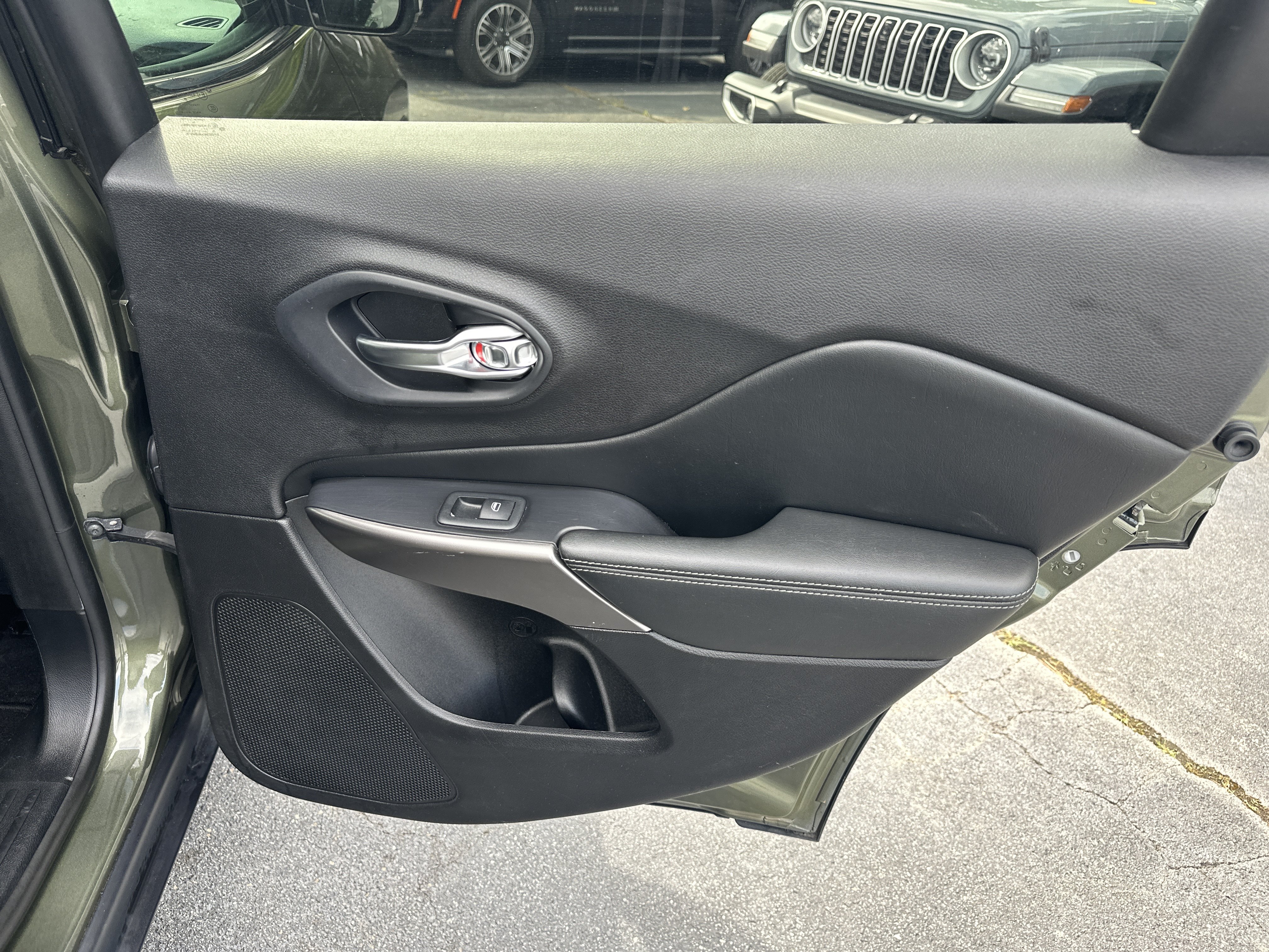 Used 2020 Jeep Cherokee Limited AWD/4WD image 18