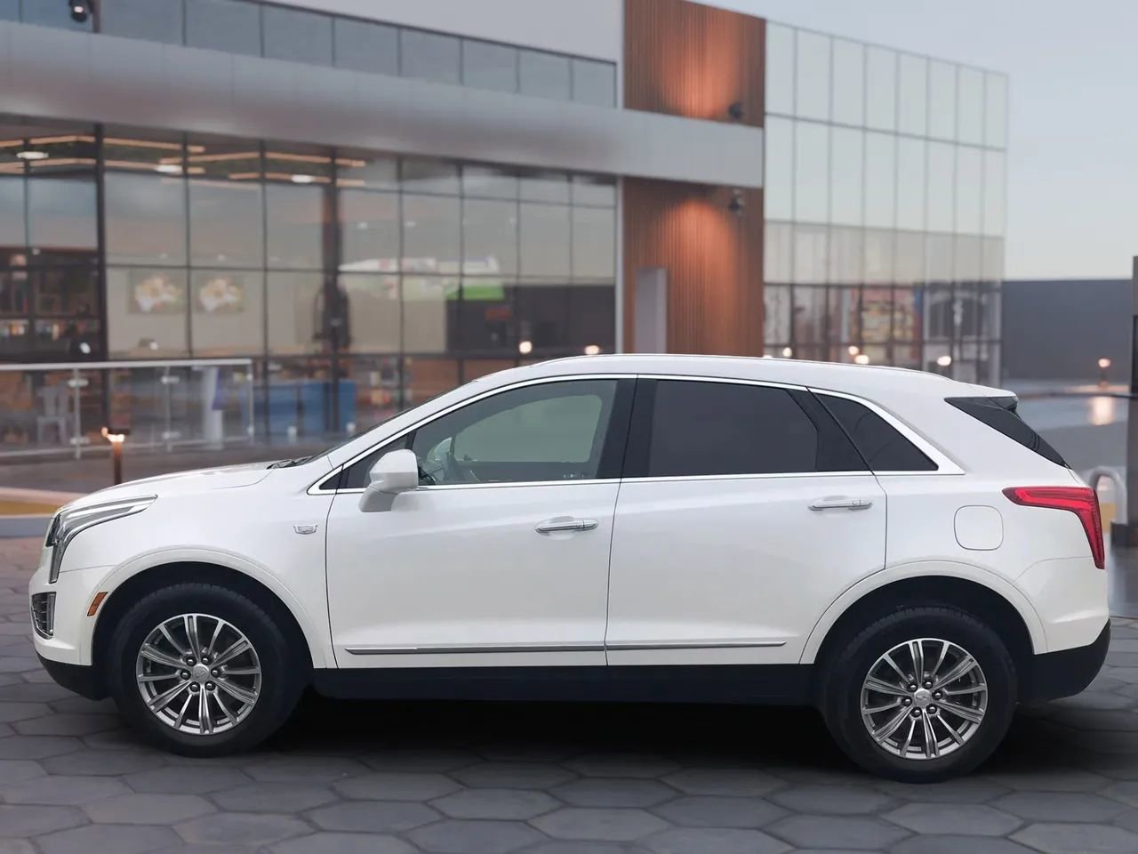 Used 2017 Cadillac XT5 Luxury w/ Driver Awareness Package AWD/4WD image 8