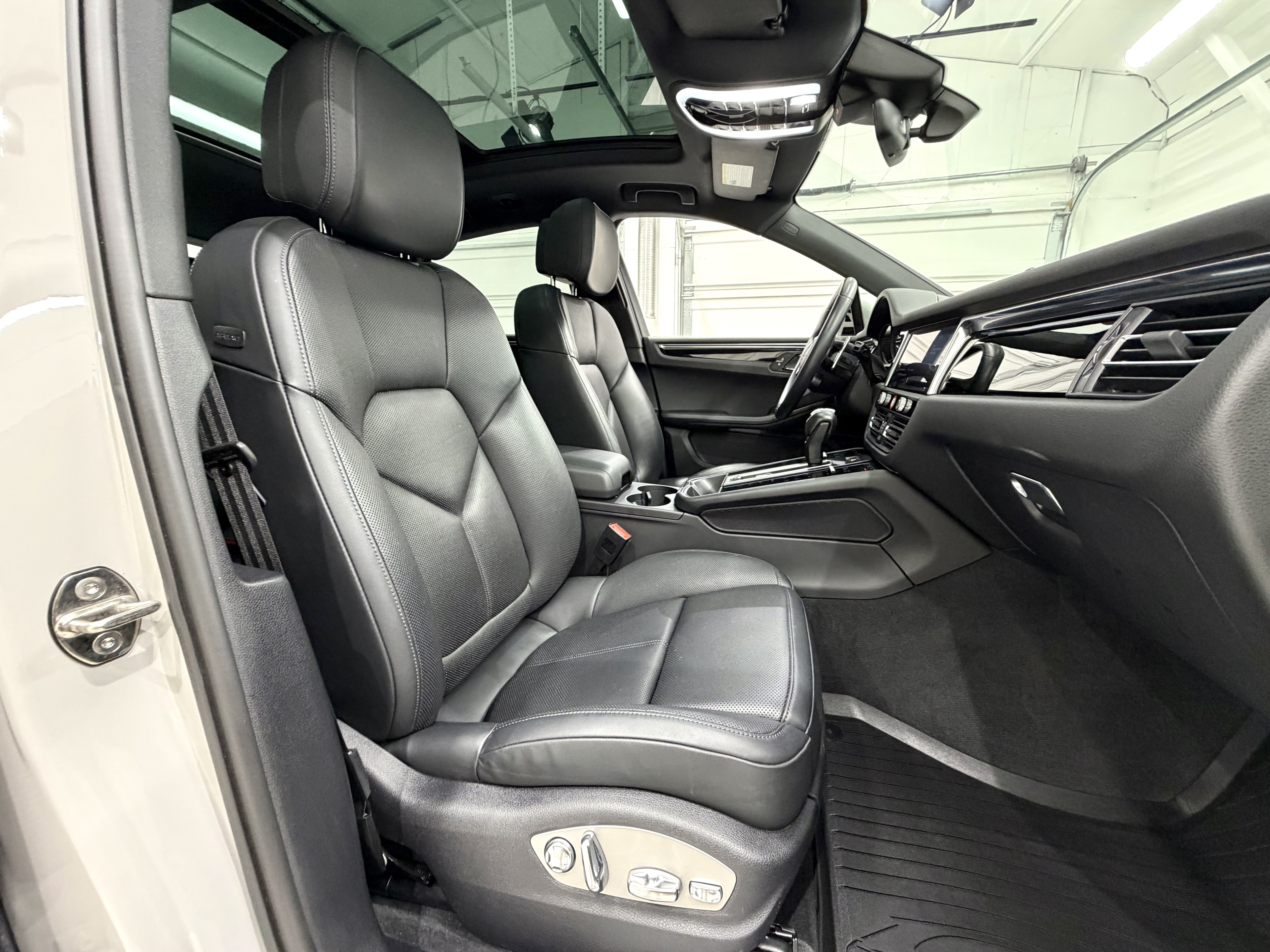 Certified 2023 Porsche Macan S AWD/4WD image 23