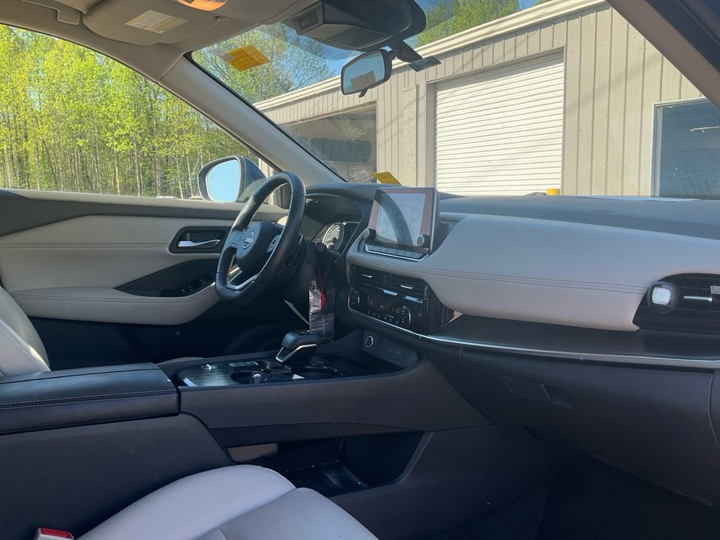 Used 2022 Nissan Rogue SV w/ SV Premium Package image 11