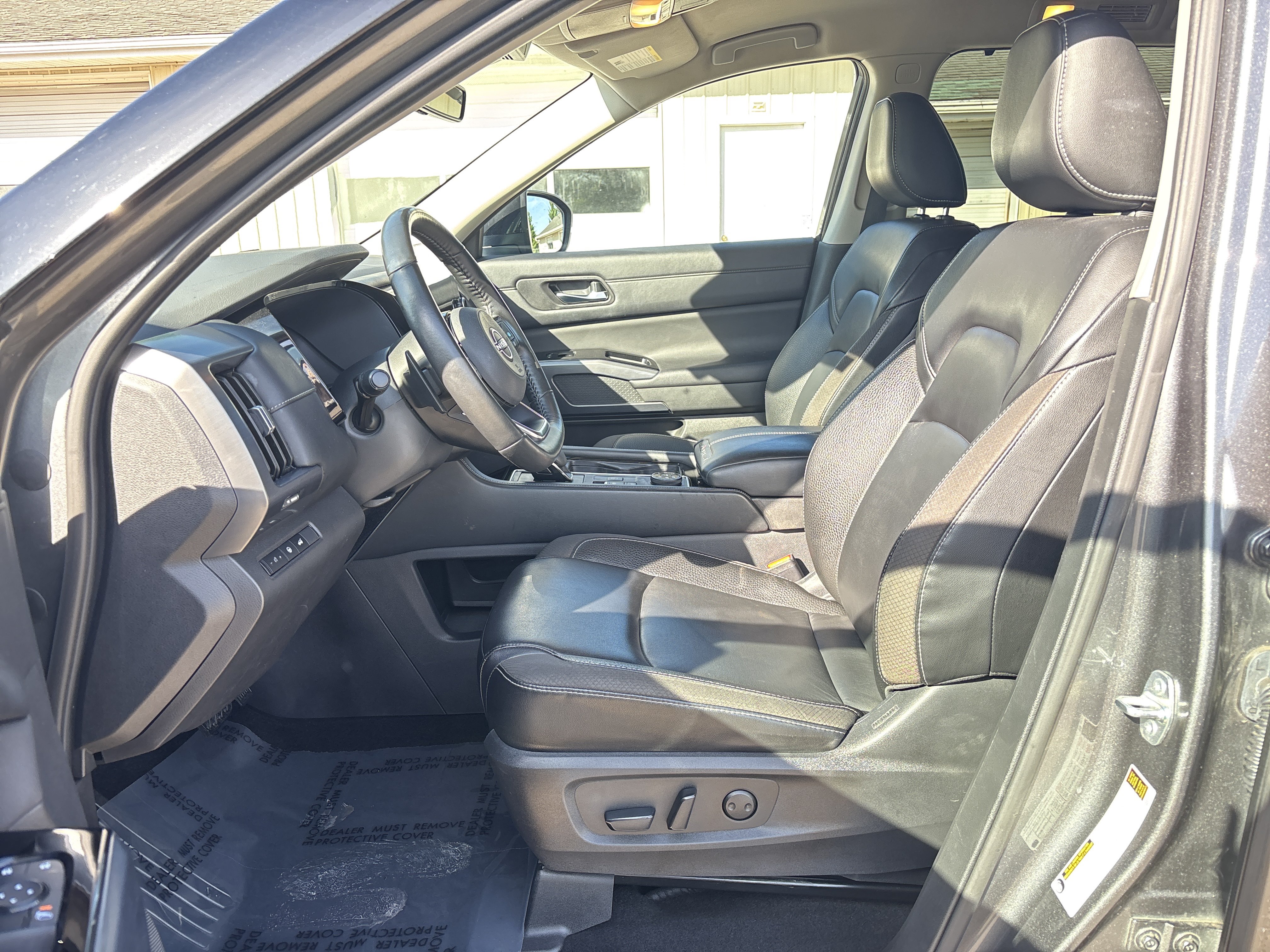 Used 2023 Nissan Pathfinder SL w/ Black Appearance Package AWD/4WD image 15