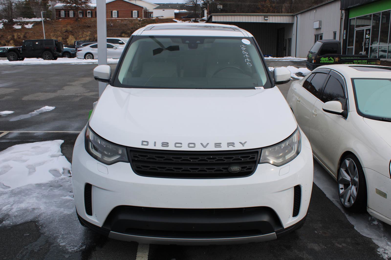 Used 2018 Land Rover Discovery HSE image 2