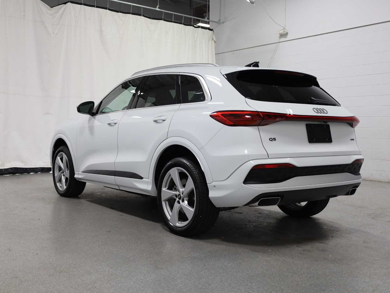 Certified 2025 Audi Q5 Premium Plus w/ Premium Plus AWD/4WD image 3