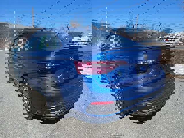 Used 2024 Volkswagen Jetta SE w/ Panoramic Sunroof Package image 3