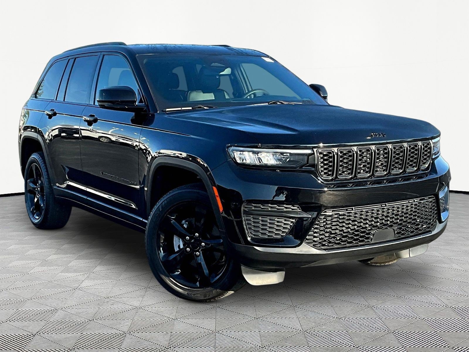 Used 2023 Jeep Grand Cherokee Altitude AWD/4WD image 3