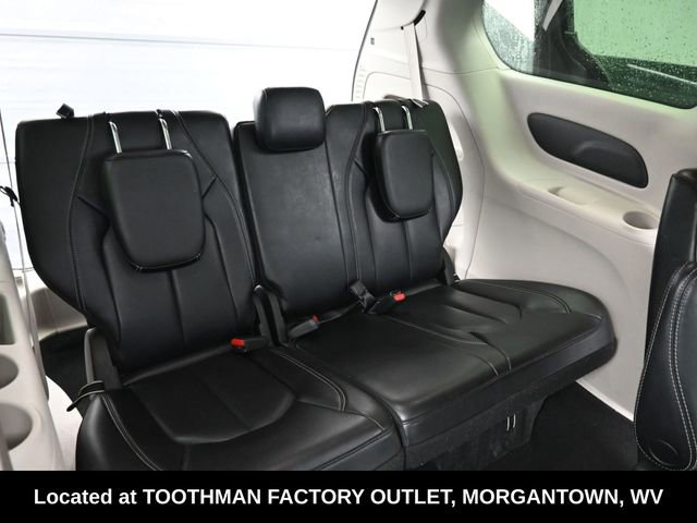 Used 2023 Chrysler Pacifica Touring-L image 9