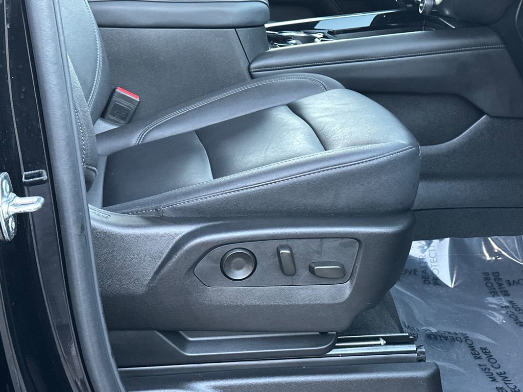 Used 2025 Chevrolet Suburban Z71 image 13