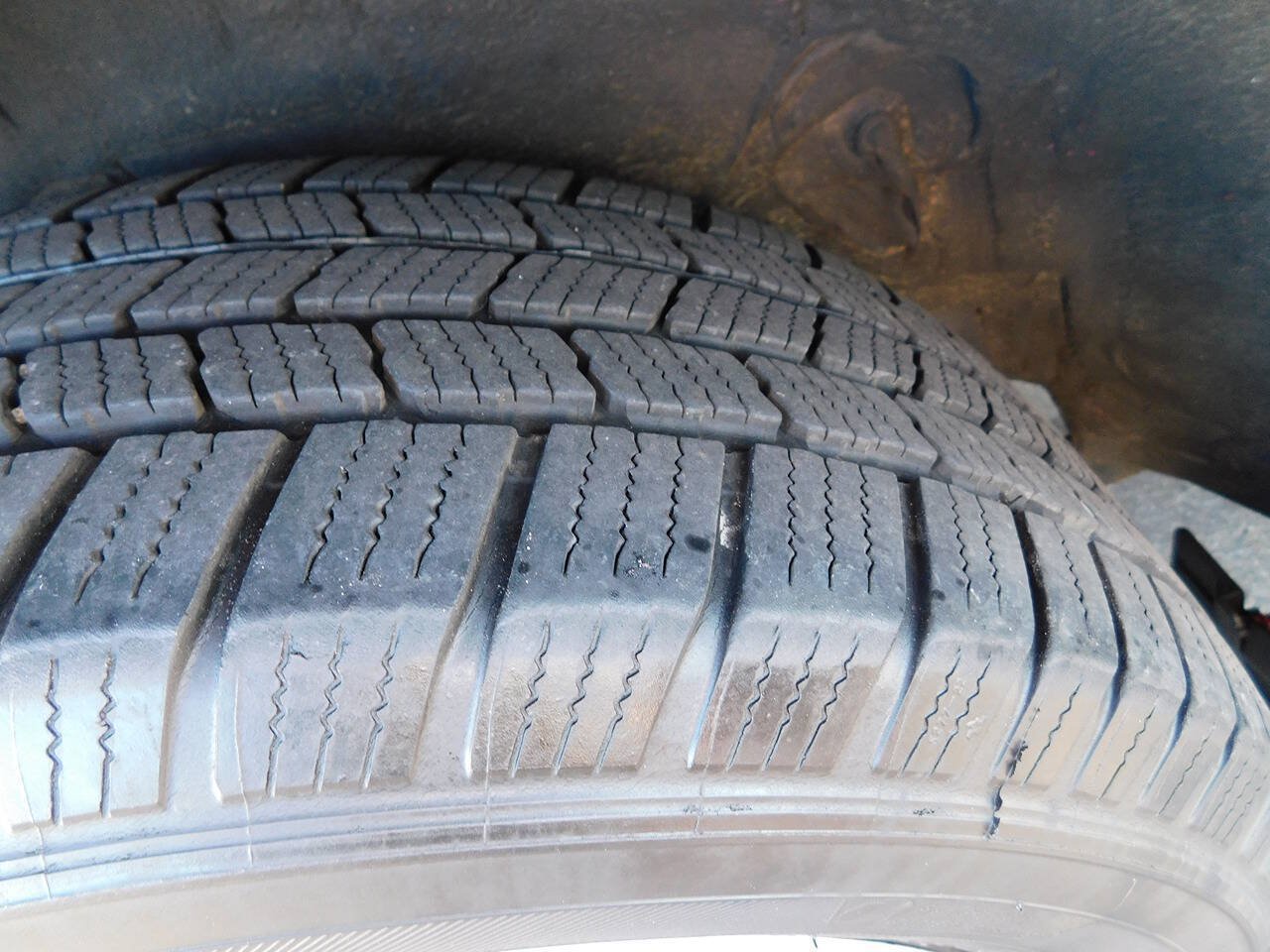 Used 2013 Toyota RAV4 LE AWD/4WD image 32
